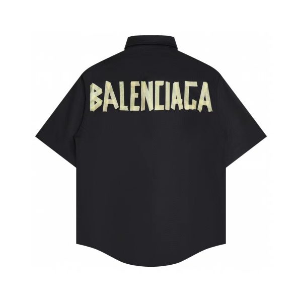 黄色胶带短衬衫