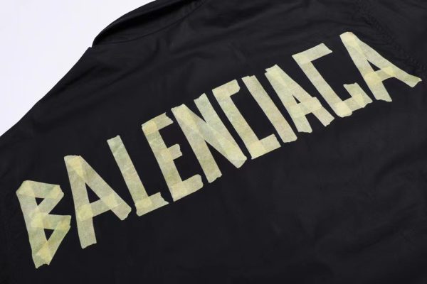 黄色胶带短衬衫