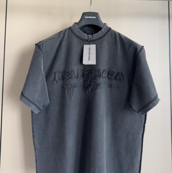 破坏字母元素绣花短袖