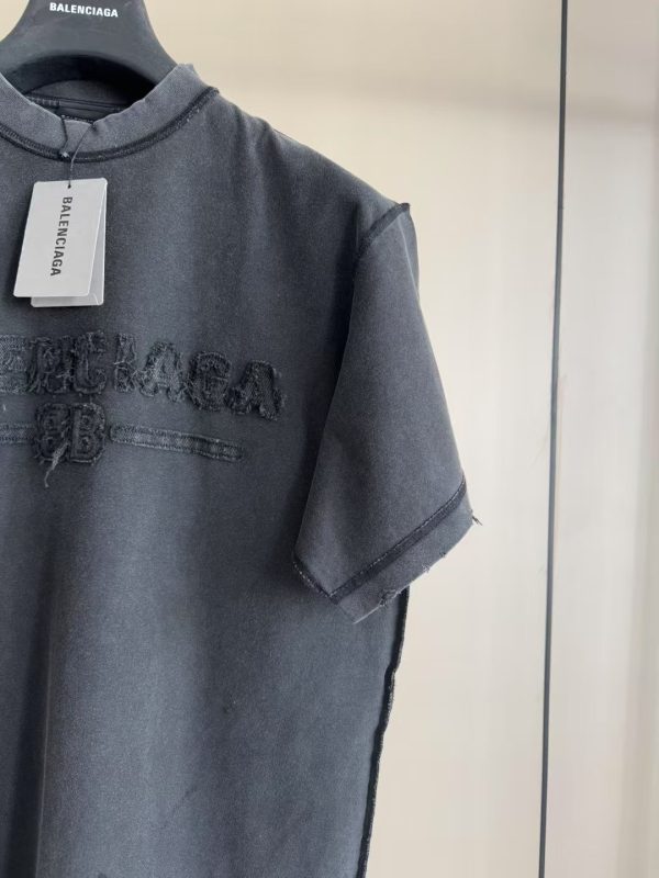 破坏字母元素绣花短袖