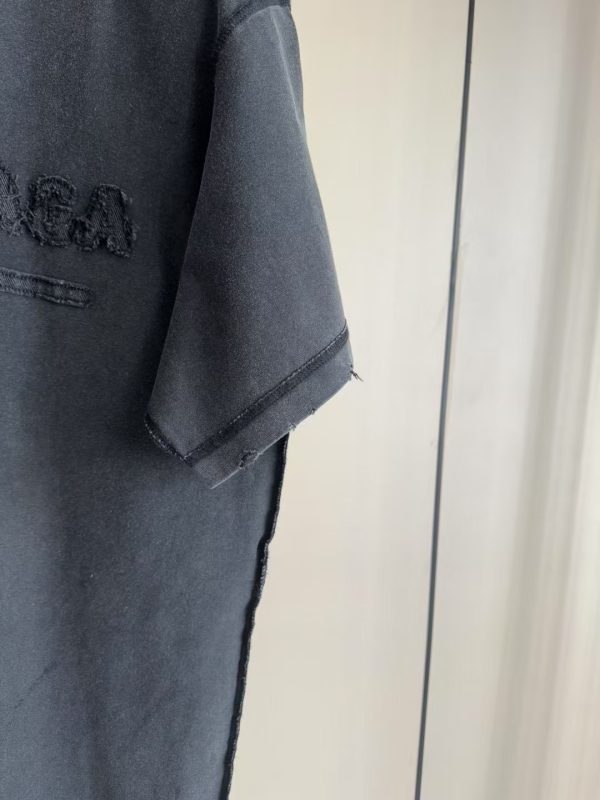 破坏字母元素绣花短袖