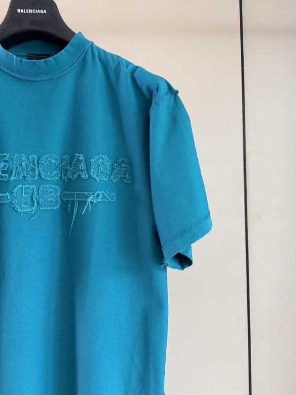 破坏字母元素绣花短袖