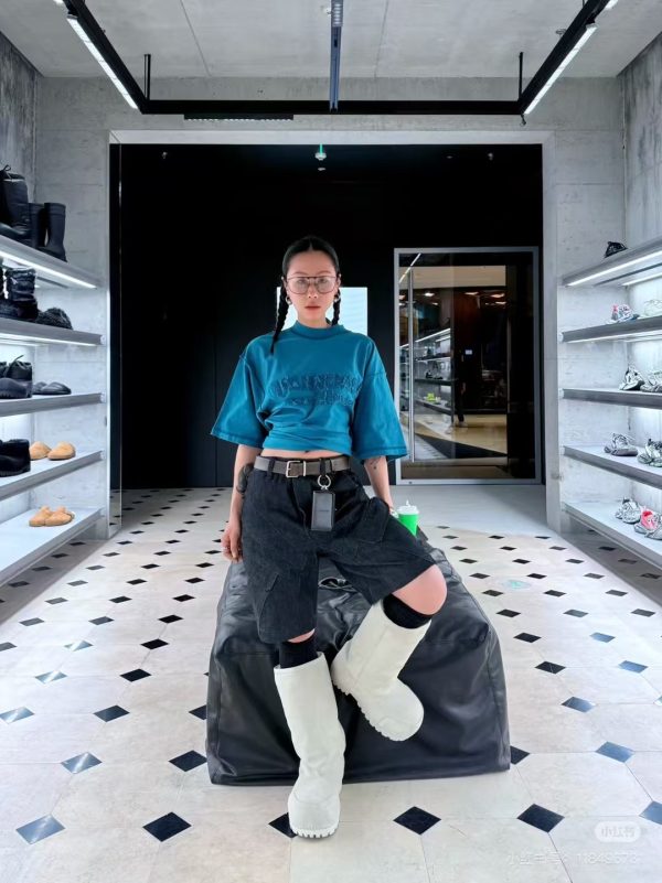 破坏字母元素绣花短袖